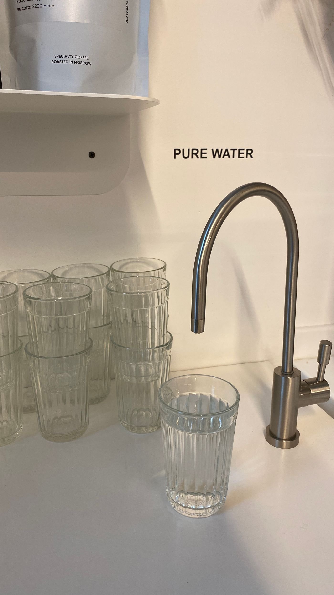 Glazen water onder de keukenkraan
