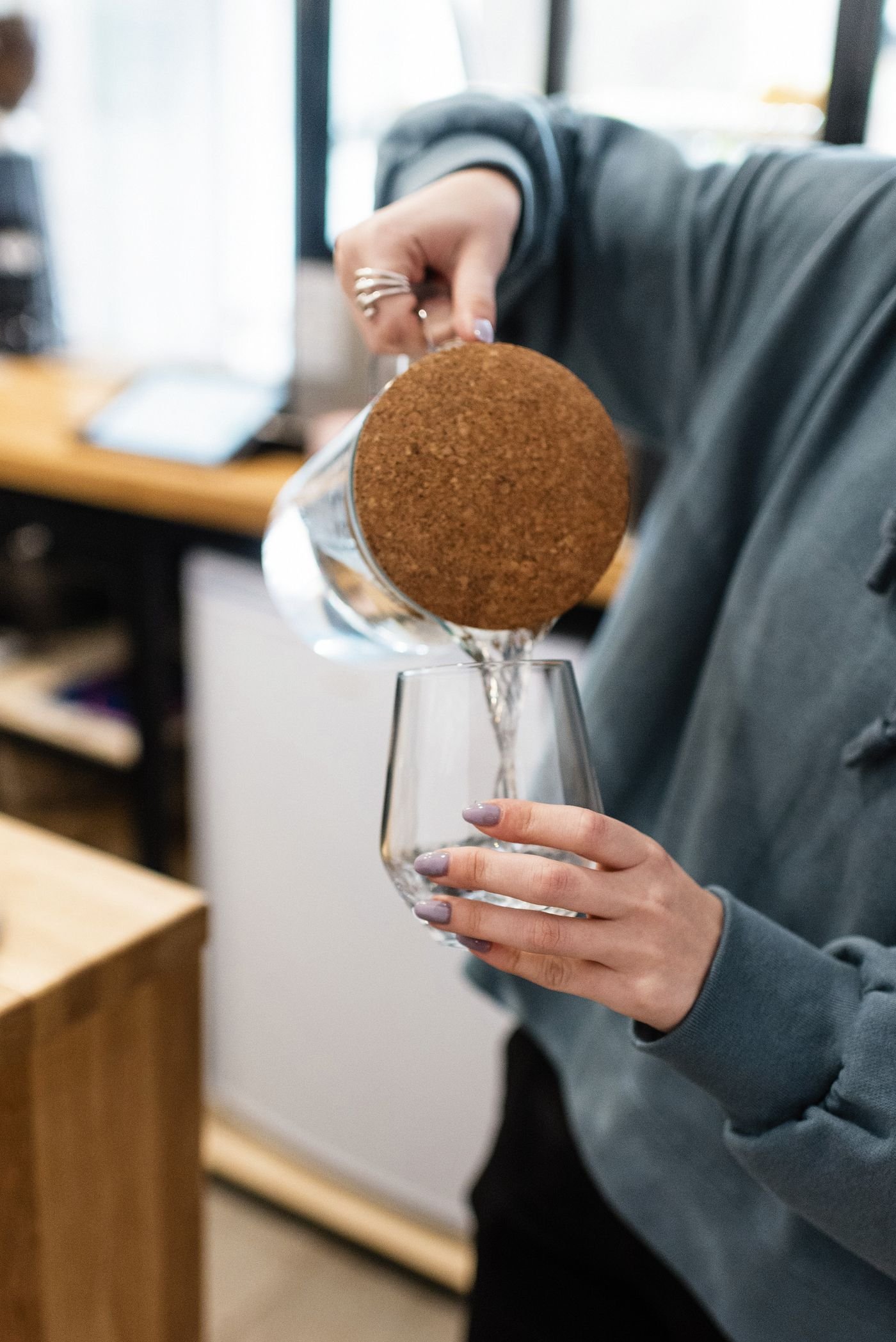 Vers drinkwater uit een karaf in een glas